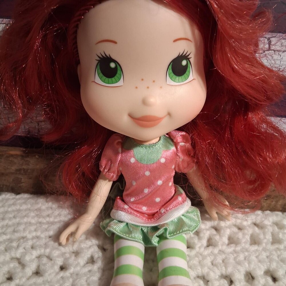 STRAWBERRY SHORTCAKE DOLL-10" HIGH -2008 - Picture 3 of 5